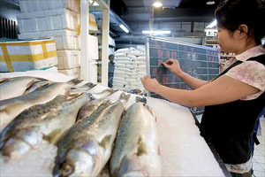 超市售水产品 先交代“出身”_滚动新闻_财经纵横_新浪网